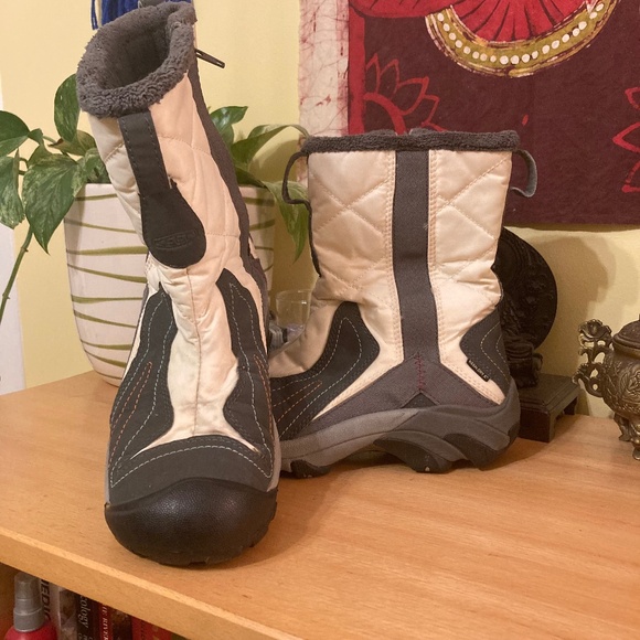 KEEN BETTY INSULATED DRY WHITE QUILTED GRAY LINED WINTER SNOW BOOTS SIZE 7 EUC - Picture 1 of 13